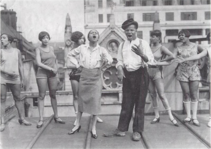 Florence Mills, Johnny Hudgins et les Chorus Girls des « Blackbirds » répétant  en 1926 sur le toit du London Pavillon