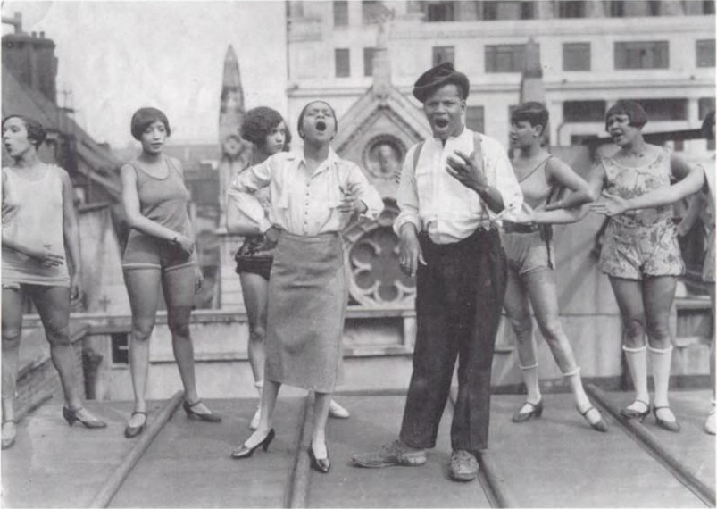 Florence Mills, Johnny Hudgins et les Chorus Girls des « Blackbirds » répétant en 1926 sur le toit du London Pavillon Florence Mills, Johnny Hudgins et les Chorus Girls des « Blackbirds » répétant en 1926 sur le toit du London Pavillon