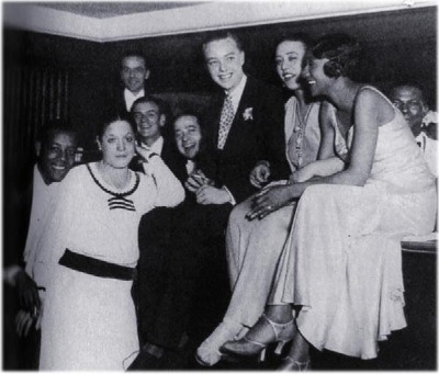 Le prince de Galles en compagnie, notamment, de la chanteuse Ada "Bricktop" Smith dans son club parisien "Chez Bricktop". Le prince de Galles en compagnie, notamment, de la chanteuse Ada "Bricktop" Smith dans son club parisien "Chez Bricktop".