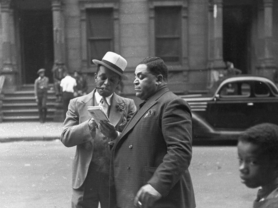 Willie "The Lion" Smith et Fats Waller dans une rue de Harlem Willie "The Lion" Smith et Fats Waller dans une rue de Harlem