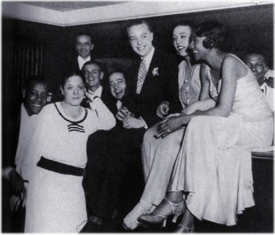 Le prince de Galles en compagnie, notamment, de la chanteuse Ada "Bricktop" Smith dans son club parisien "Chez Bricktop". Le prince de Galles en compagnie, notamment, de la chanteuse Ada "Bricktop" Smith dans son club parisien "Chez Bricktop".