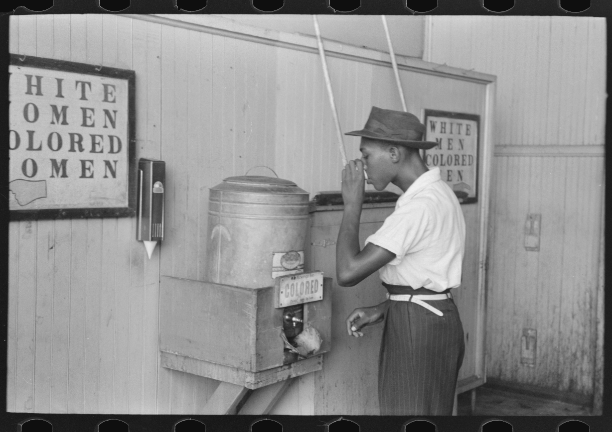 Un africain-américain buvant à une fontaine réservée  aux noirs dans une gare routière d’Oklahoma City en 1939 Un africain-américain buvant à une fontaine réservée  aux noirs dans une gare routière d’Oklahoma City en 1939